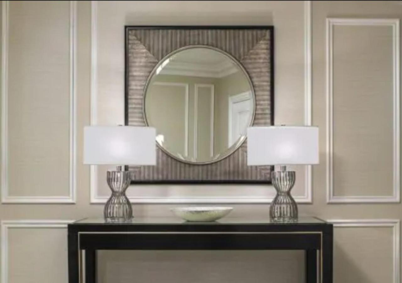 The Venetian Resort Las Vegas Exterior foto A console table with two table lamps